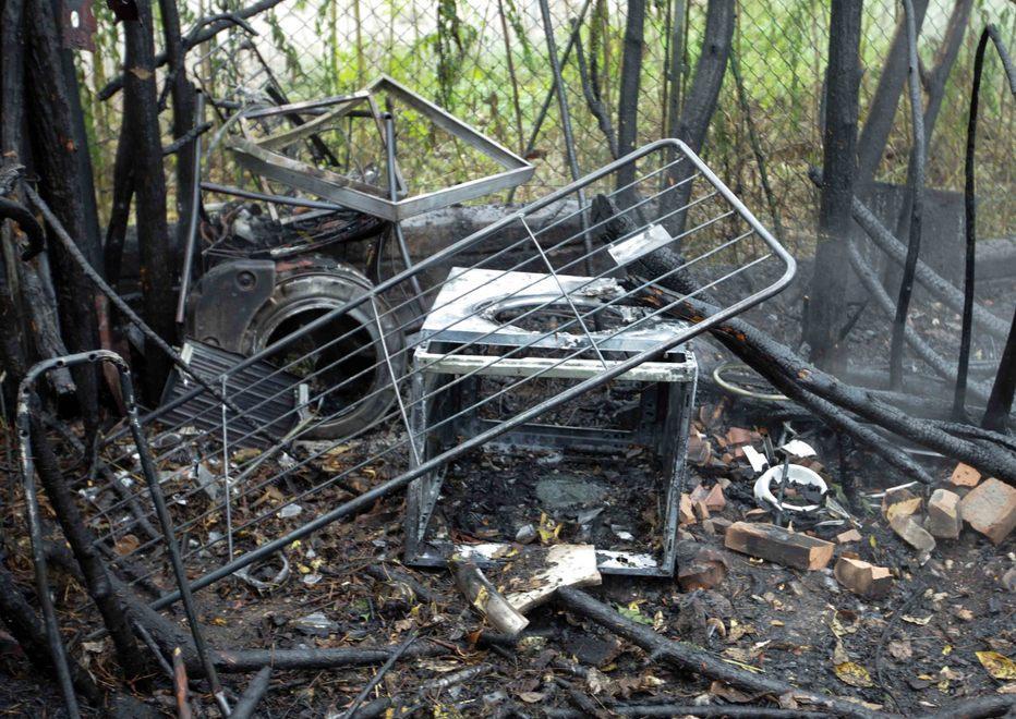 Le fiamme distruggono il capanno di un senzatetto