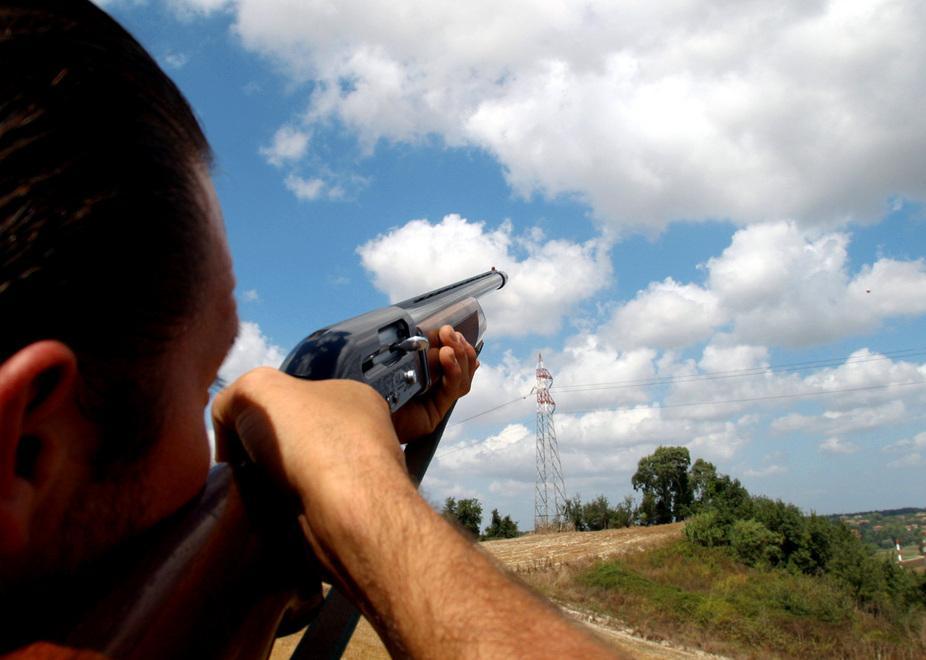 Sparava a pochi metri dalla sua abitazione, lui protesta e il cacciatore gli punta l'arma contro 