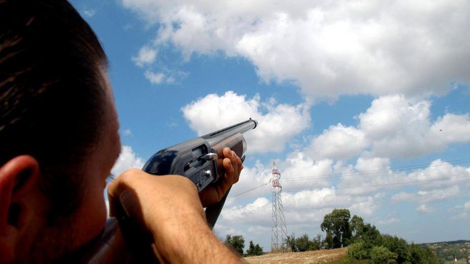 Sparava a pochi metri dalla sua abitazione, lui protesta e il cacciatore gli punta l'arma contro