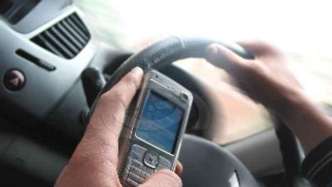 Cagliari, metà degli automobilisti usa il cellulare quando guida 