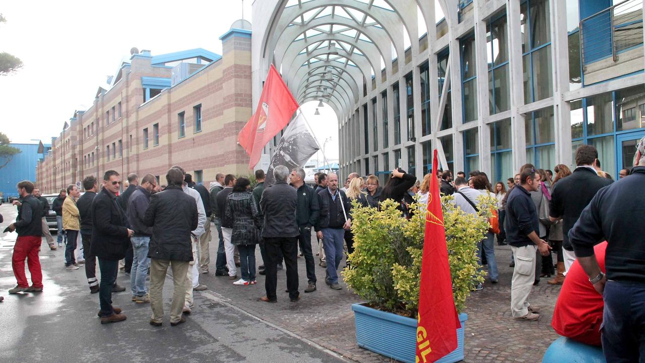 Presidio sindacale davanti ai cantieri Azimut di Viareggio (foto d'archivio)