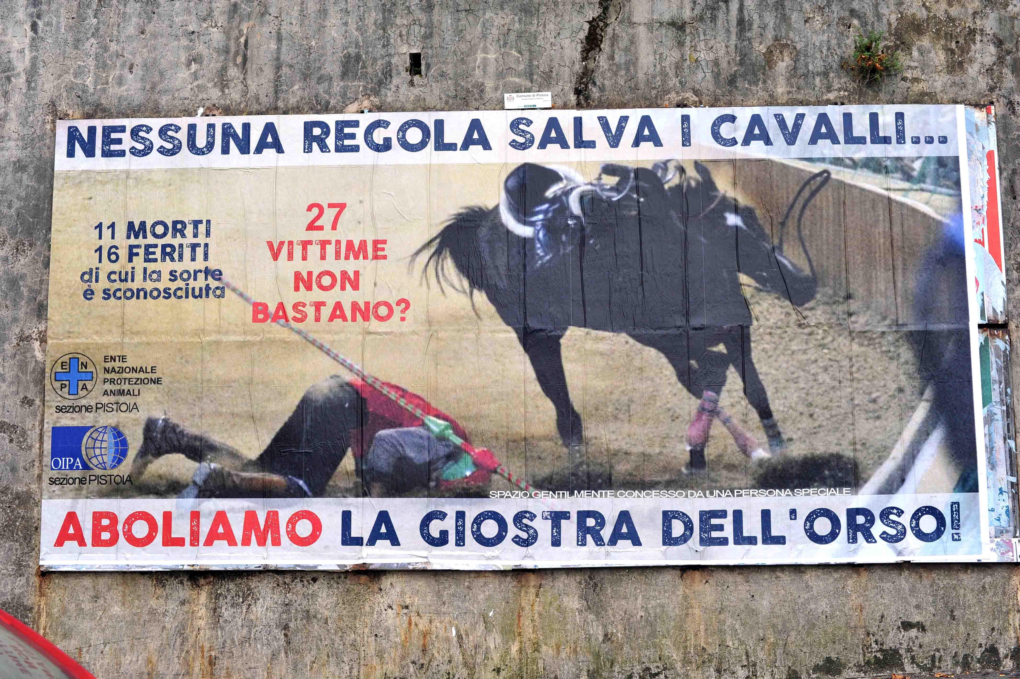 "Aboliamo la Giostra": arrivano i manifesti-choc degli animalisti - VIDEO