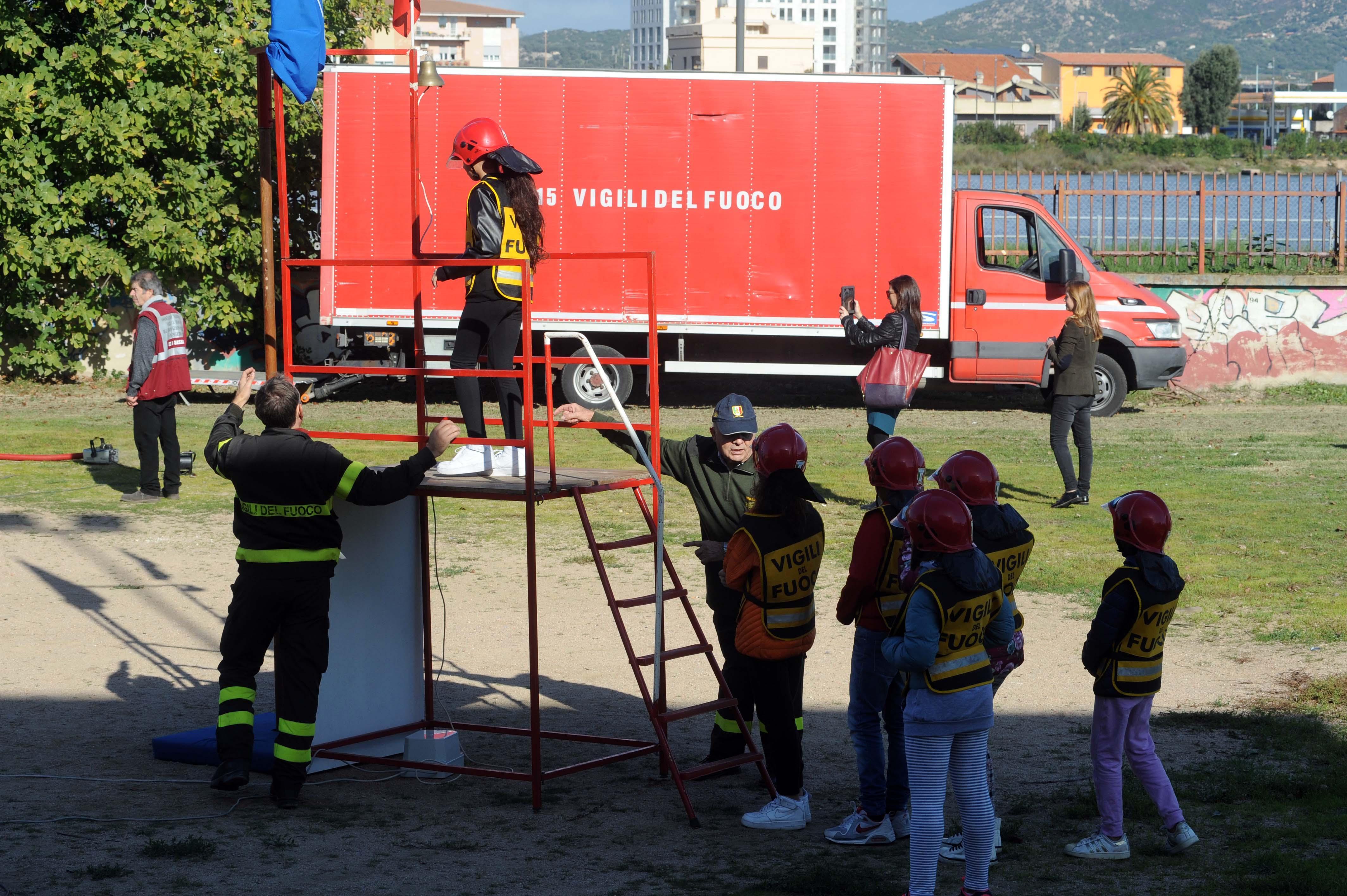 Una scolara impegnata nelle prove di Pompieropoli