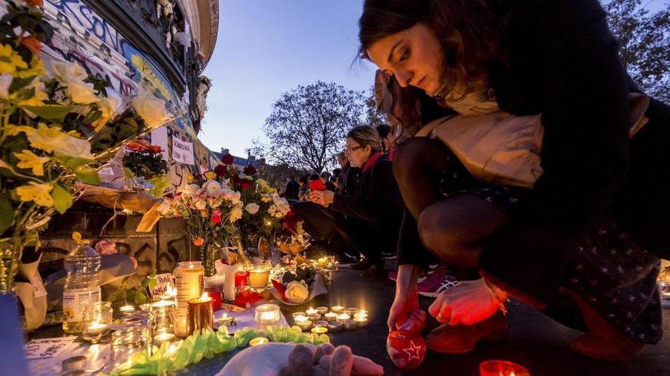 Dopo gli attentati di Parigi: «Quale Dio si può invocare per questa devastazione?»