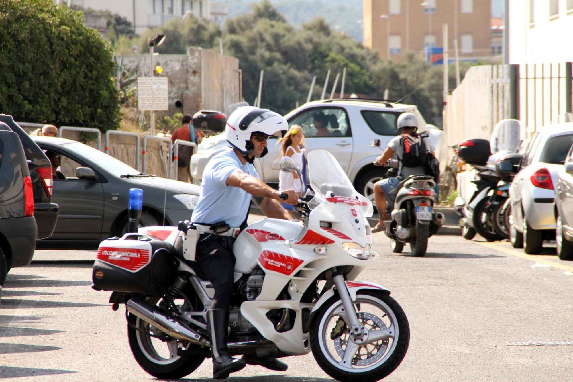 Un motociclista della Municipale (foto d'archivio)