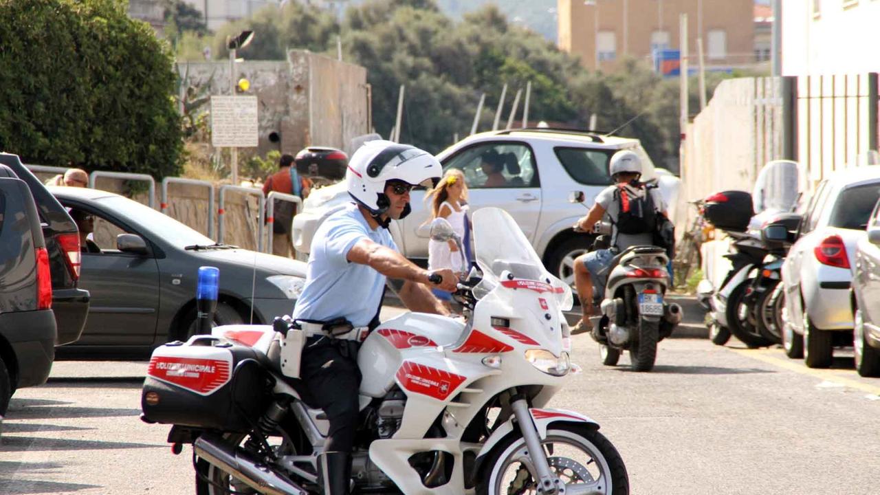 Un motociclista della Municipale (foto d'archivio)