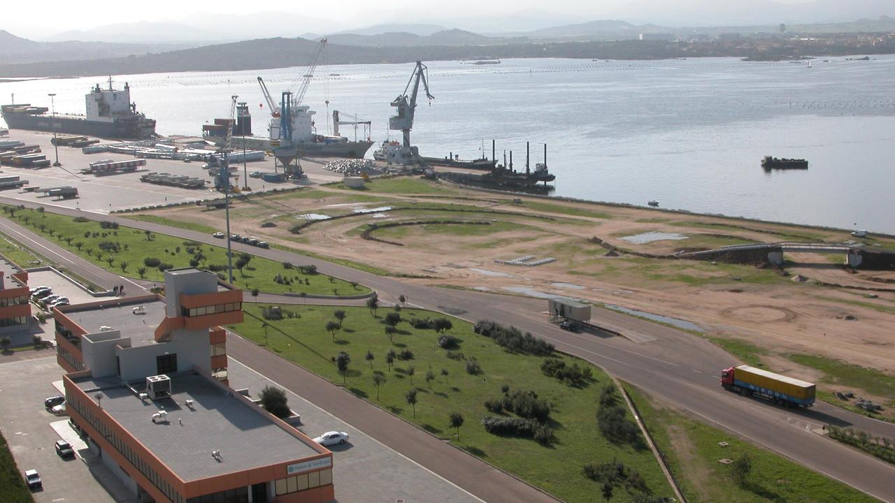 Il porto industriale e la sede del Cipnes