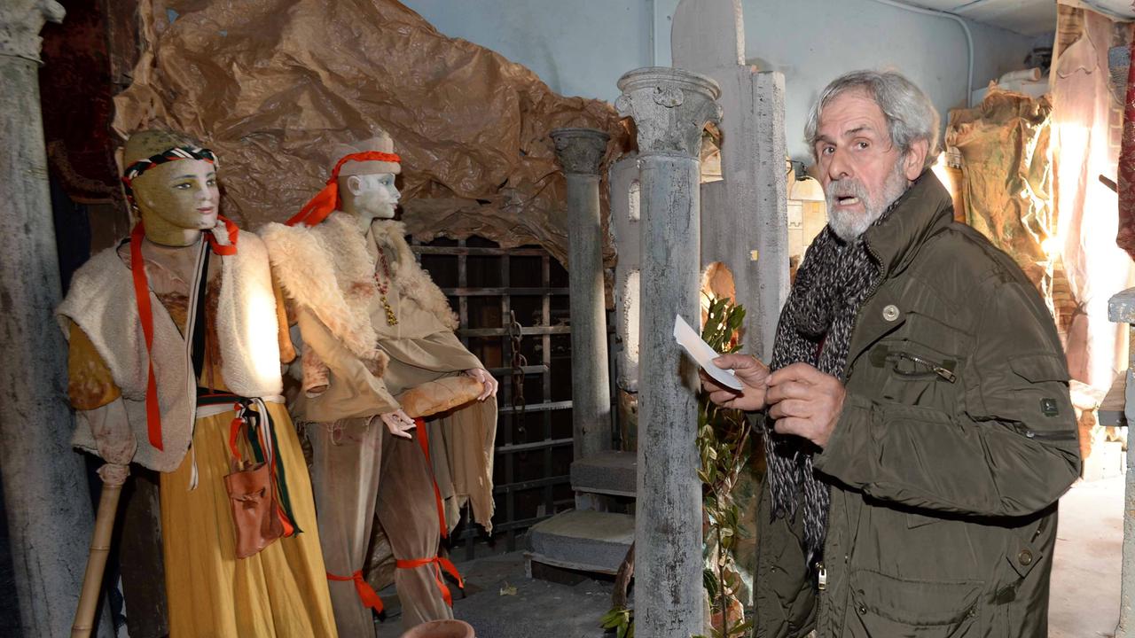 L'artista Mario Rossi accanto a una scena del presepe del 2014 (foto Silvi)