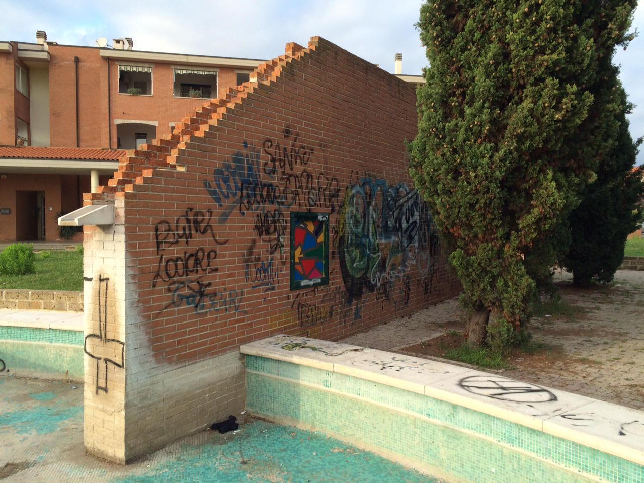 La fontana è uno dei simboli del degrado in piazza Iori (foto Michele Falorni/Silvi)