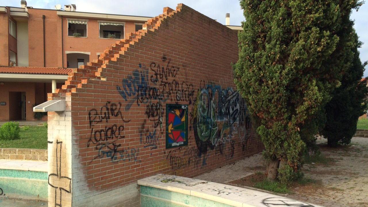 La fontana è uno dei simboli del degrado in piazza Iori (foto Michele Falorni/Silvi)