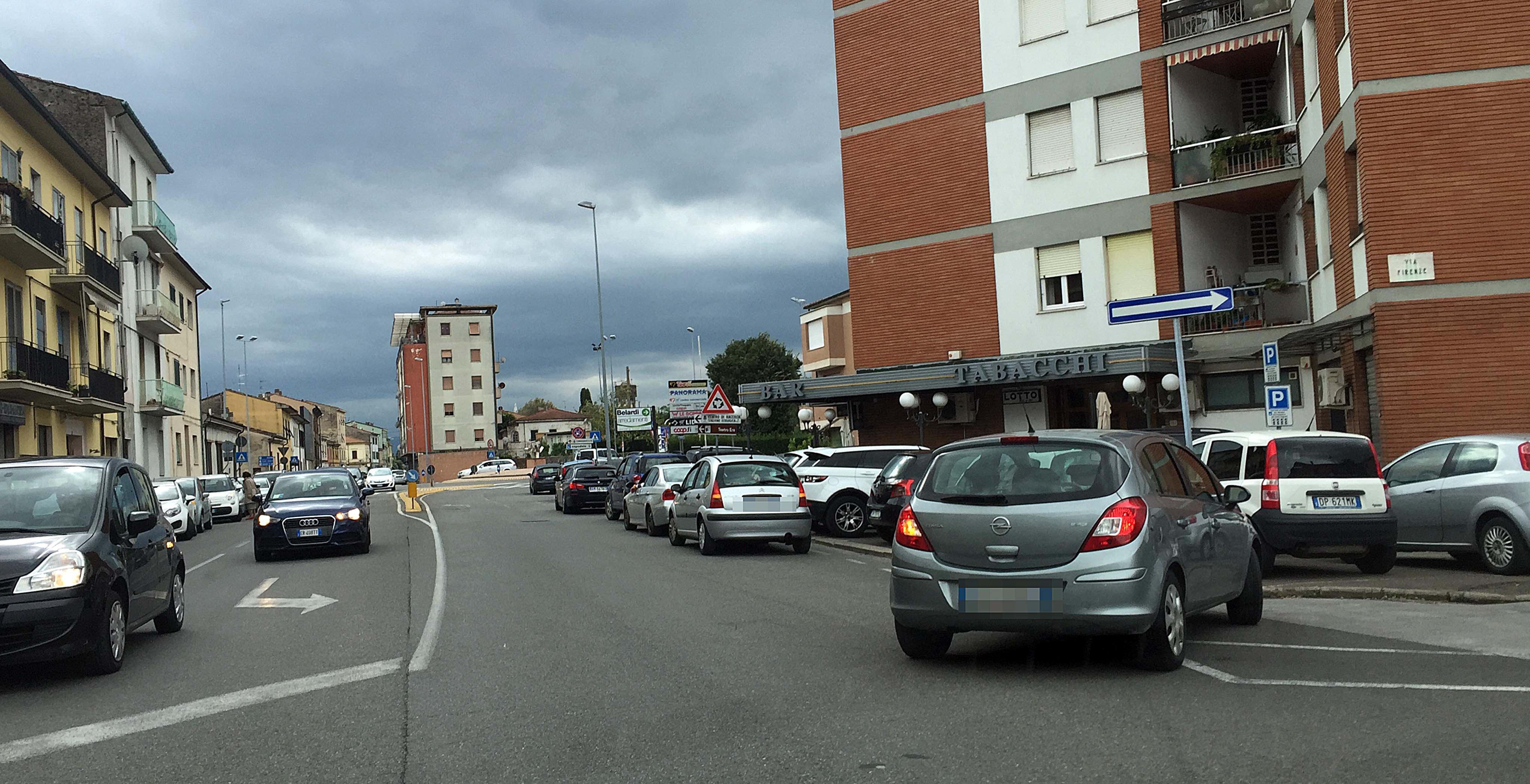 Caos in via Veneto all'uscita delle scuole (Foto Franco Silvi)