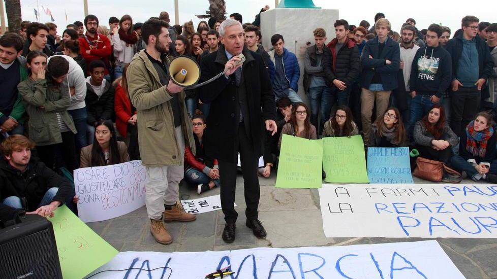 Il sindaco di Viareggio agli studenti: "Non abbiate paura"