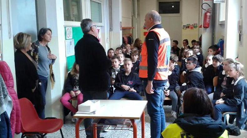 Lezione di sicurezza ai bimbi di Limite