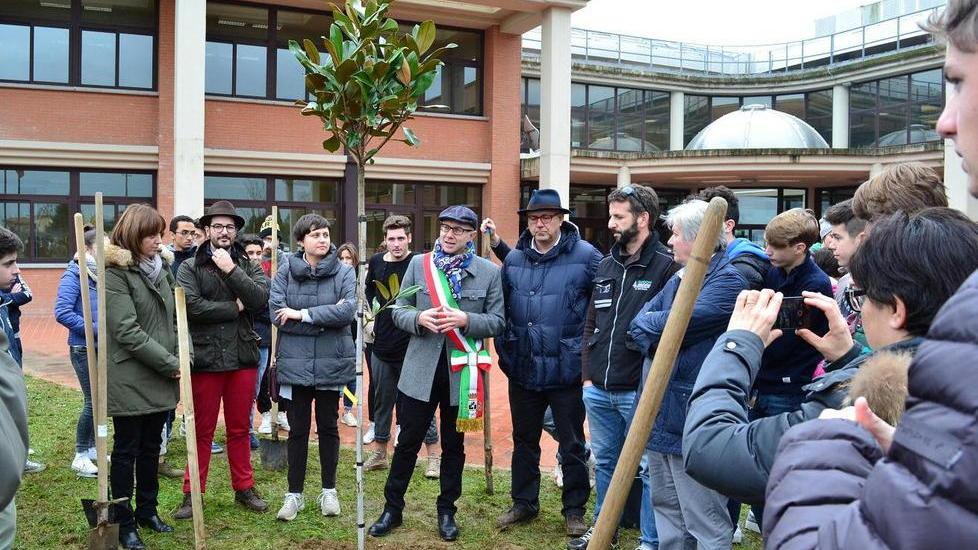 Gli studenti piantano cinque alberi