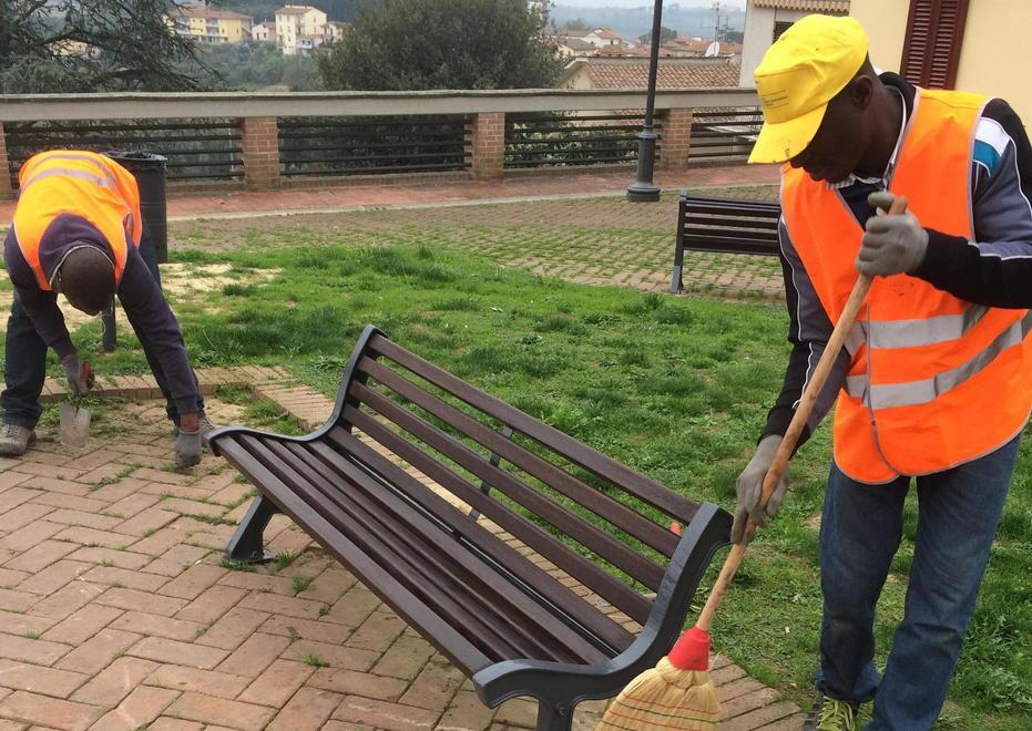Profughi al lavoro per piccole manutenzioni in centro