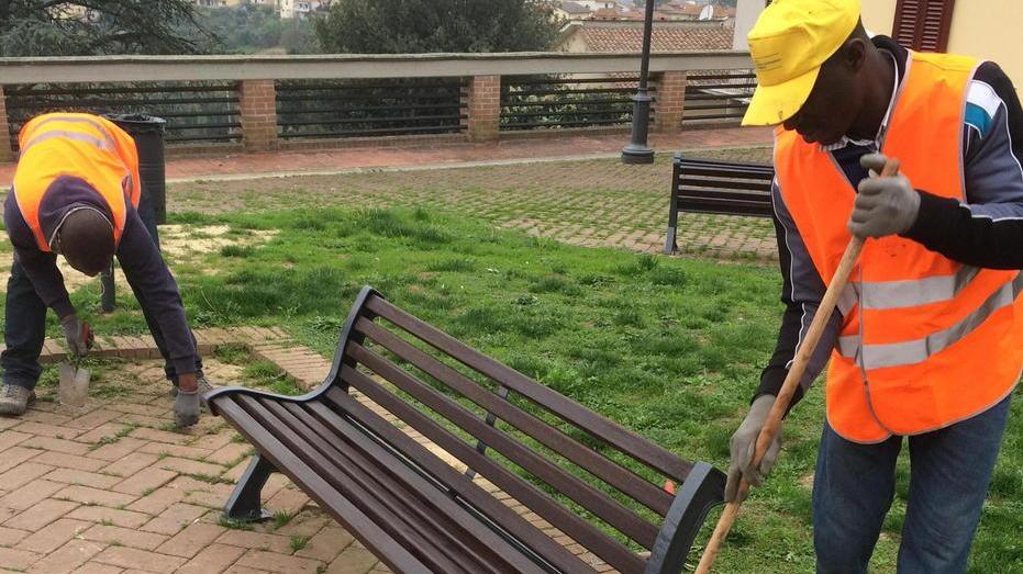 Profughi al lavoro per piccole manutenzioni in centro