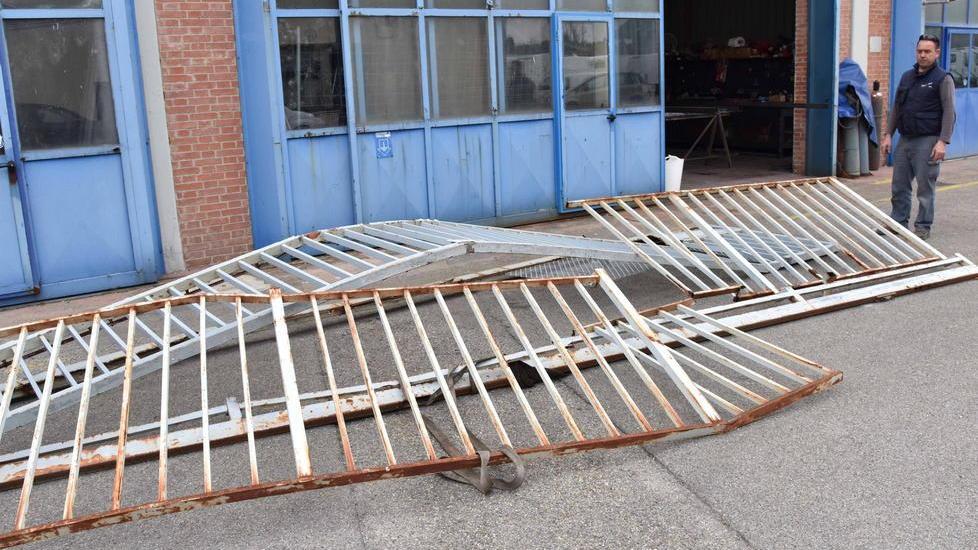Rubano auto alla Scotti e si schiantano poco dopo