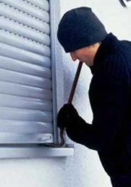 Rubano penne, soldi e pistole da collezione nel raid in pieno giorno 