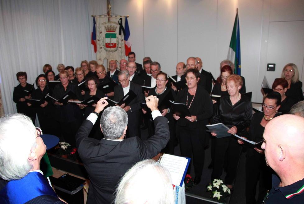 Municipio affollato per ricordare le vittime