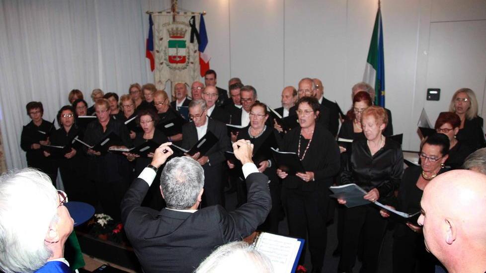 Municipio affollato per ricordare le vittime