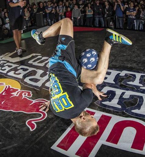 Lo chiamano calcio freestyle è l’arte del palleggio acrobatico 