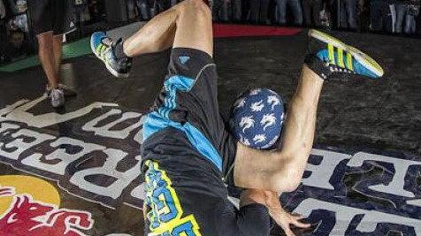 Lo chiamano calcio freestyle è l’arte del palleggio acrobatico