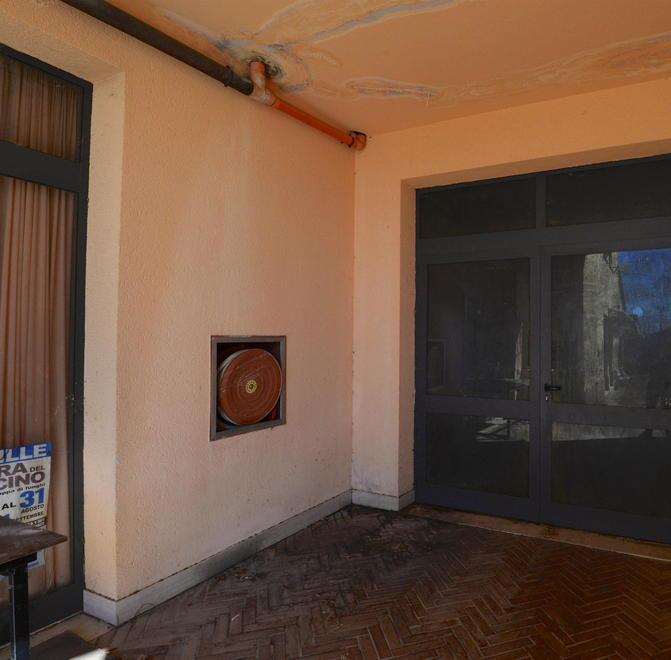Inizia lo sgombero alla sala polivalente Tra le polemiche