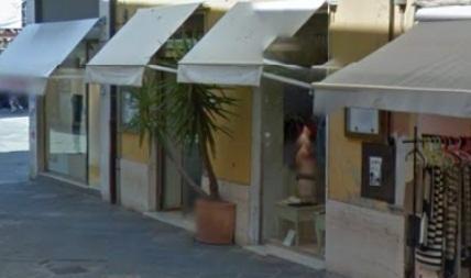 Svaligia Intimissimi e fugge via 