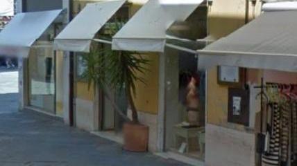 Svaligia Intimissimi e fugge via