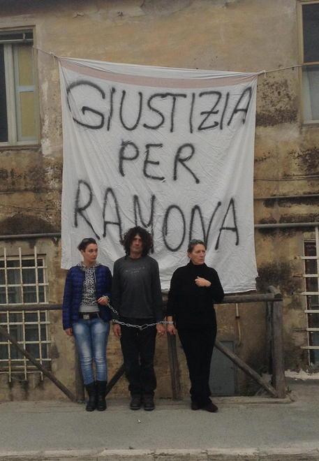 Incatenati e a digiuno per sapere la verità sulla morte di Ramona 