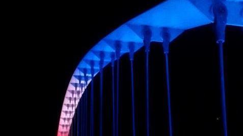 Il ponte si illumina coi colori della Francia