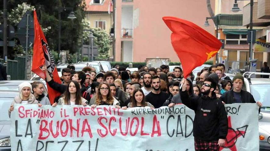 «La buona scuola cade a pezzi» Studenti in corteo in centro