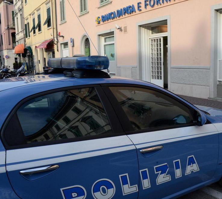 Ladro acrobata sui tetti bloccato dalla polizia 