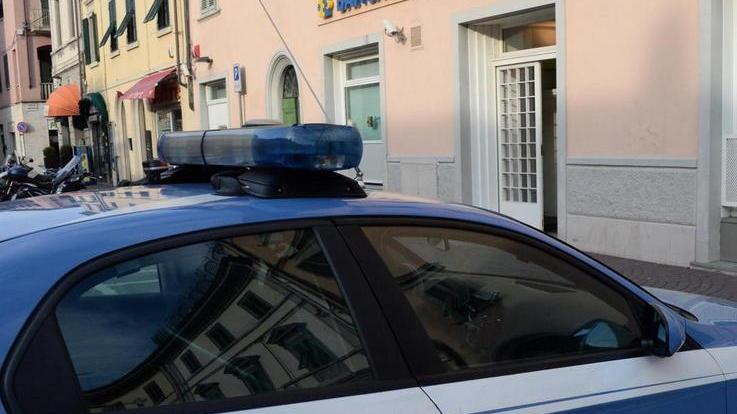 Ladro acrobata sui tetti bloccato dalla polizia