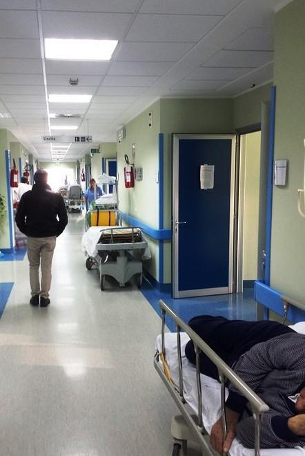 Blitz del Nas nel reparto di Geriatria sovraffollato