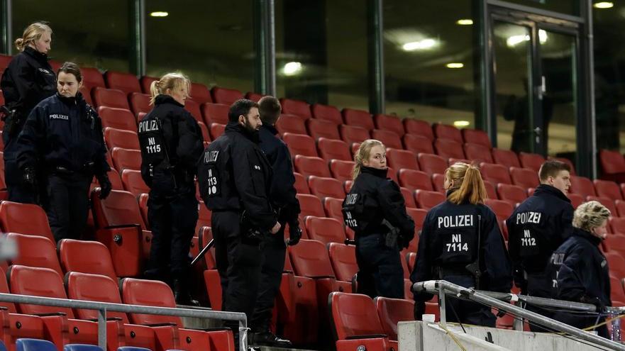Hannover, stadio evacuato Trema anche la Germania