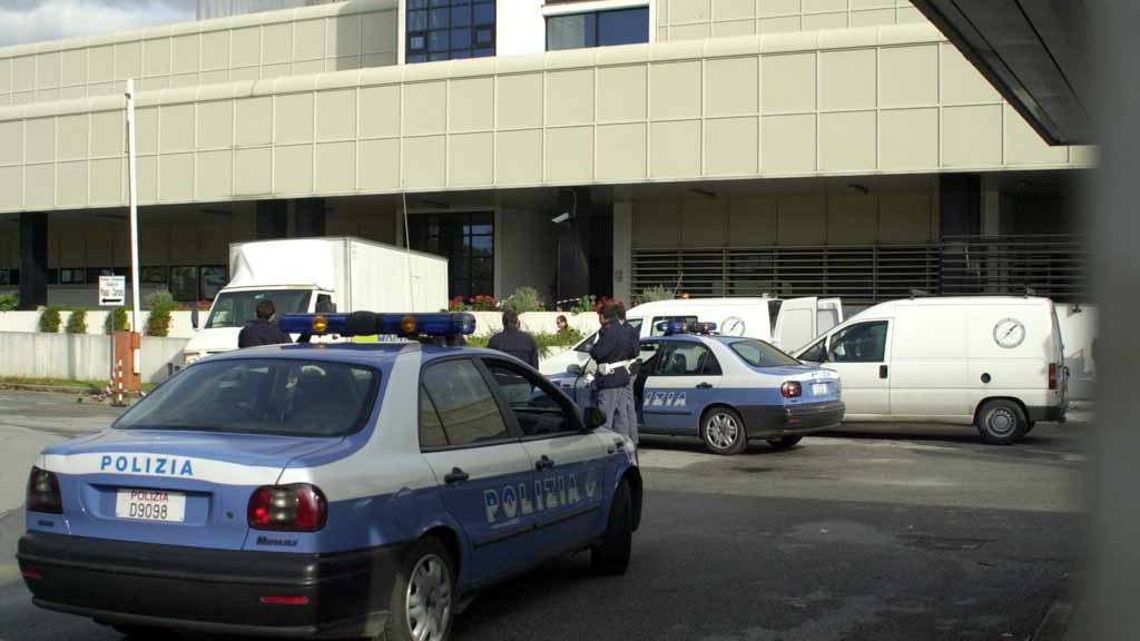 La polizia davanti alla sede delle Poste di Massa