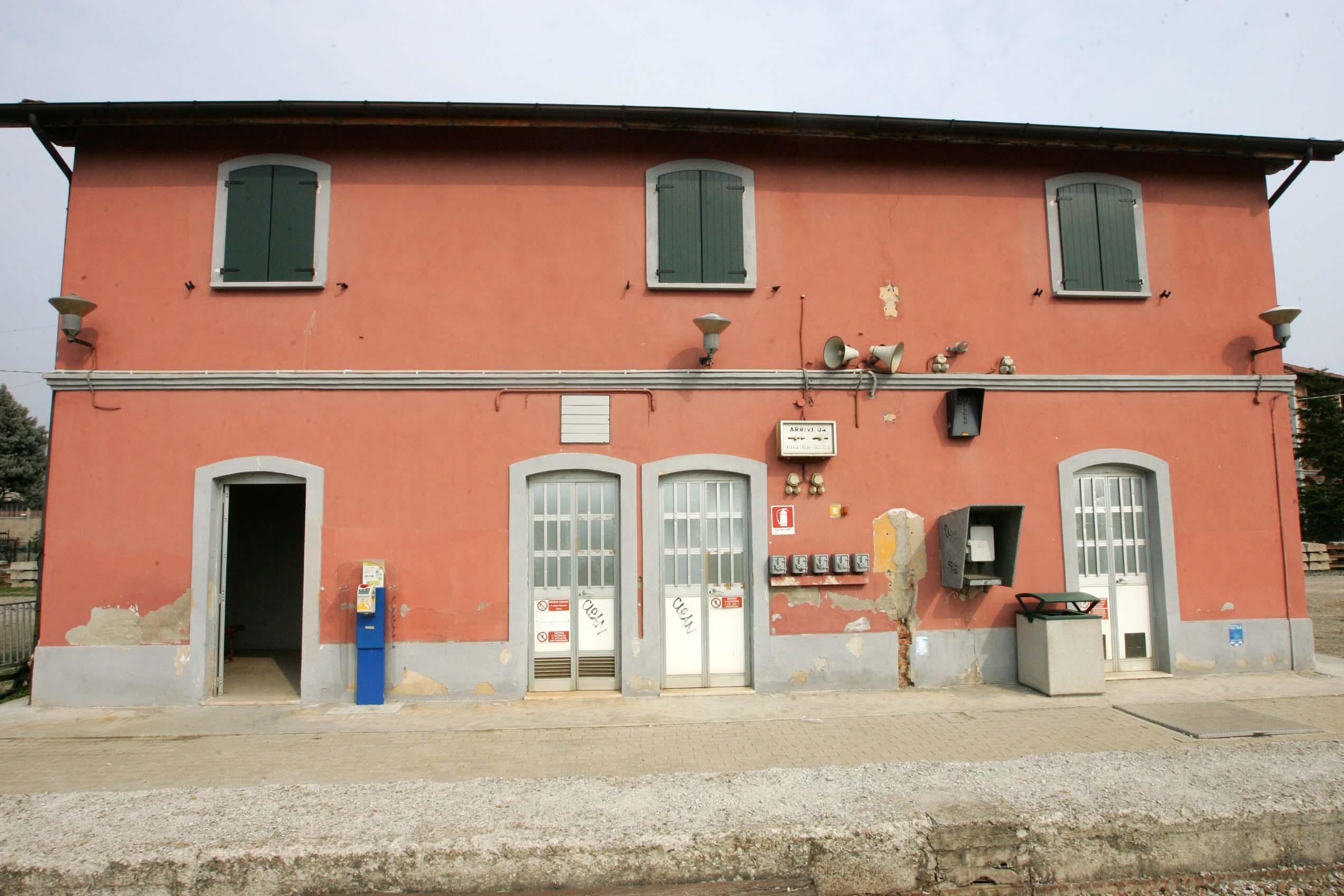 Cavi Telecom sulla ferrovia, treni fermi a Scandiano