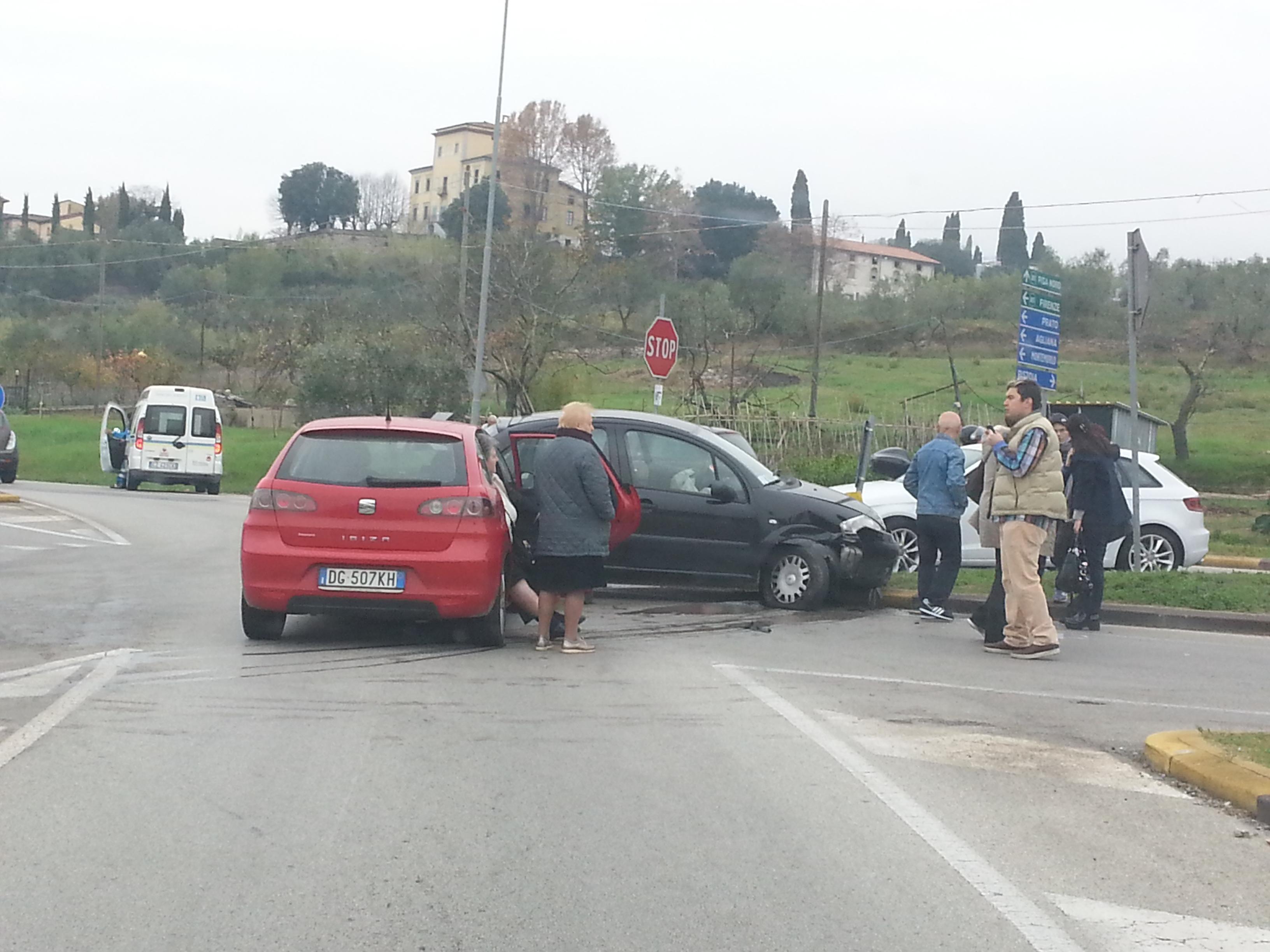 Lo scontro all'incrocio fra via Berlinguer e via Montalese a Montale
