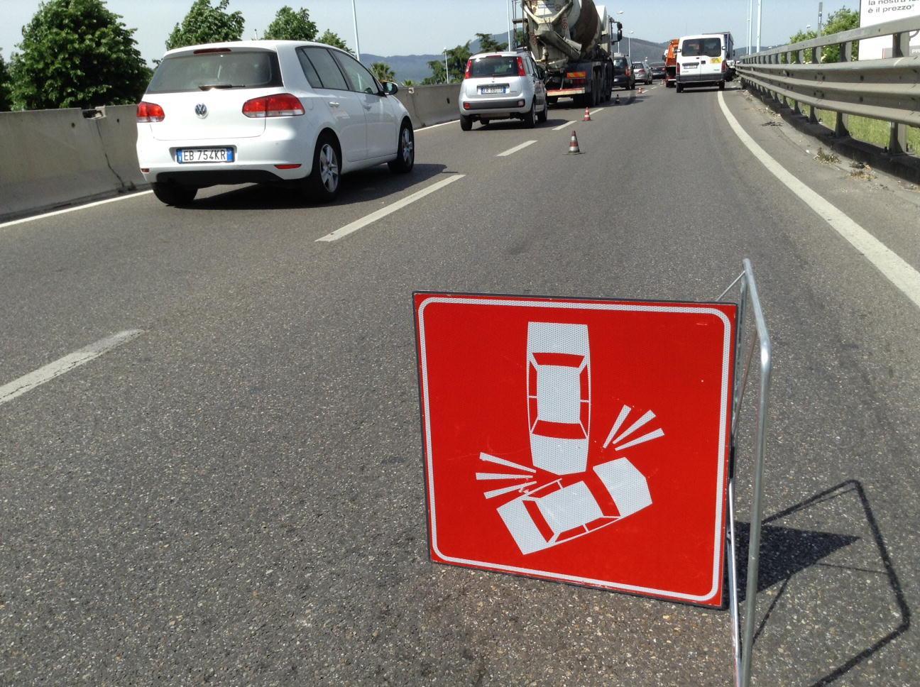 Incidente sulla tangenziale, due feriti 