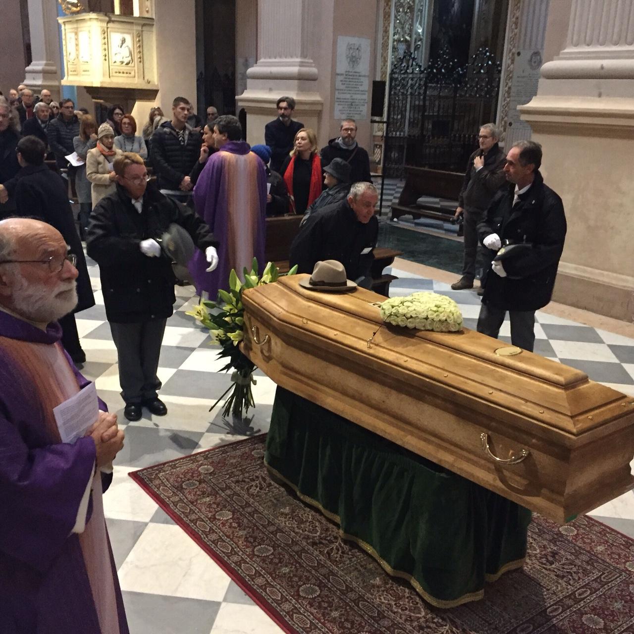 Duomo di Reggio Emilia gremito per l'addio ad Alberto Agazzani