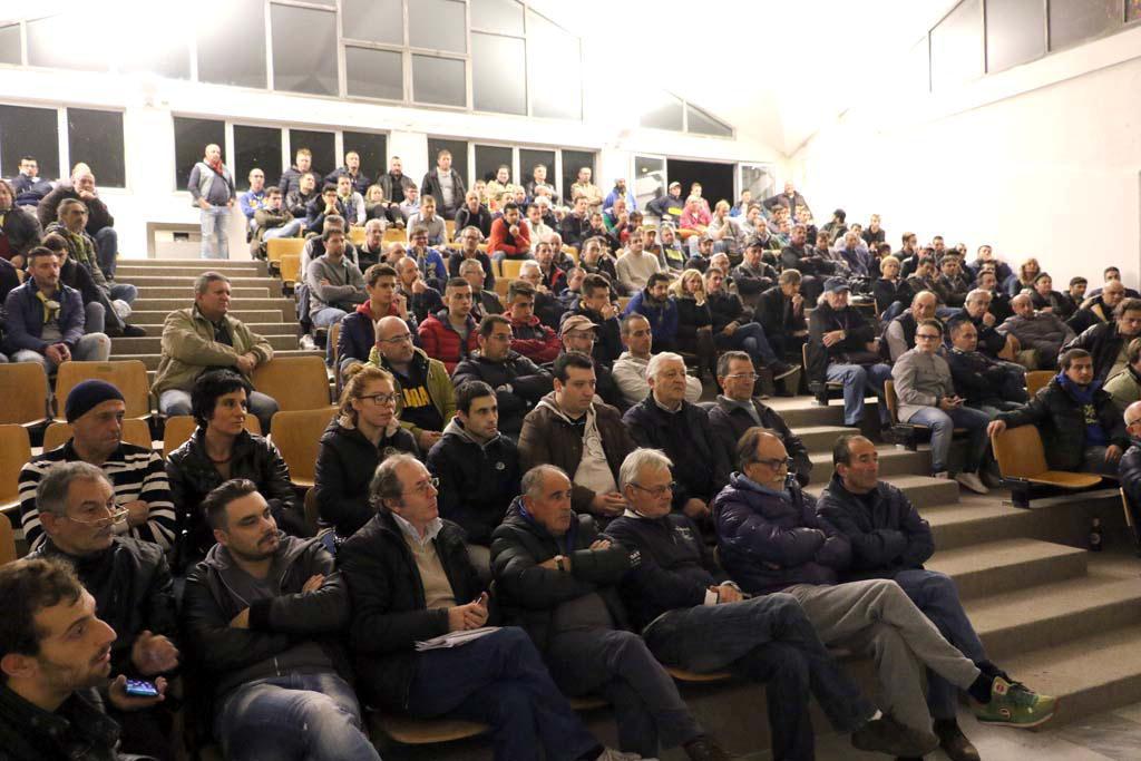 L'assemblea pubblica convocata dai tifosi