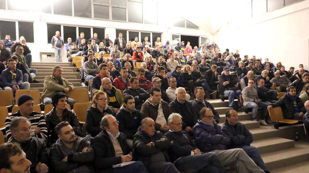 L'assemblea pubblica convocata dai tifosi