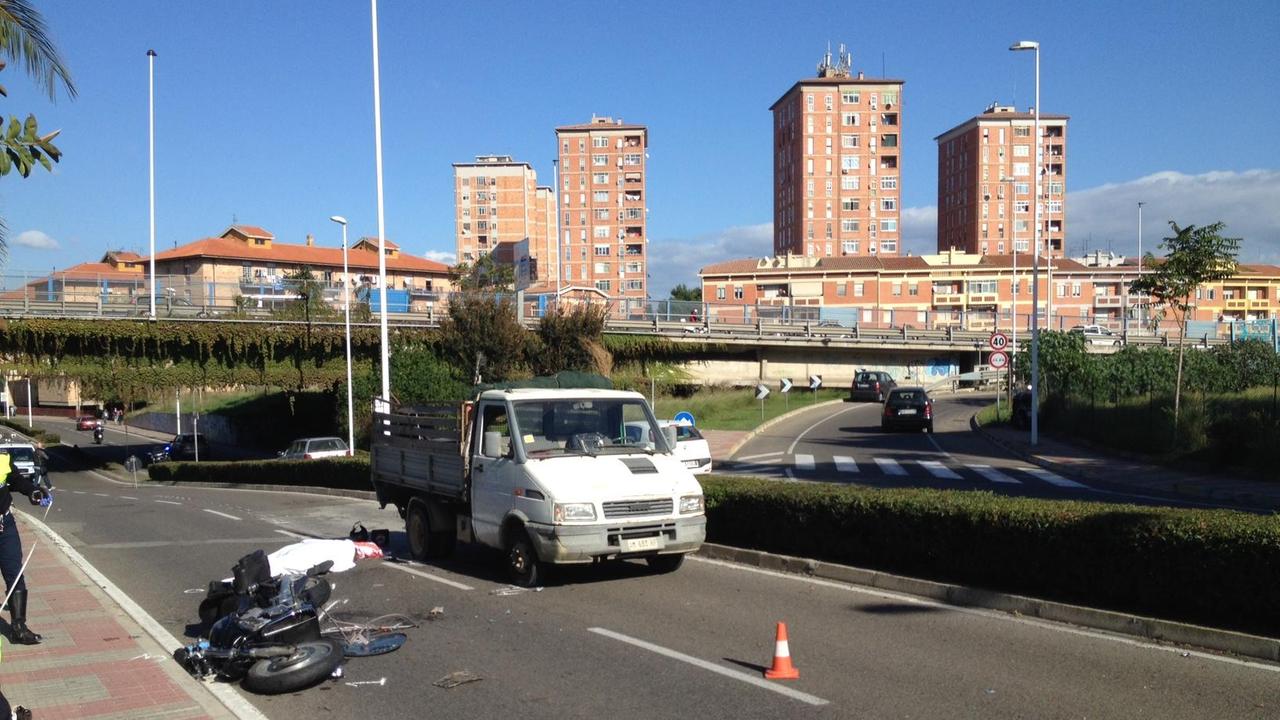 L'incidente mortale in via Chiabrera (foto Mario Rosas)