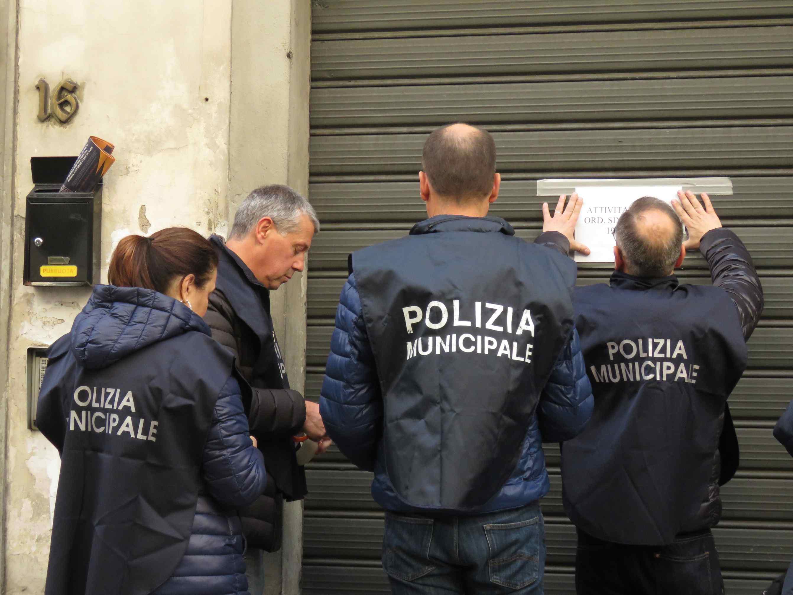 L'intervento della Polizia municipale nel negozio di via Santa Margherita