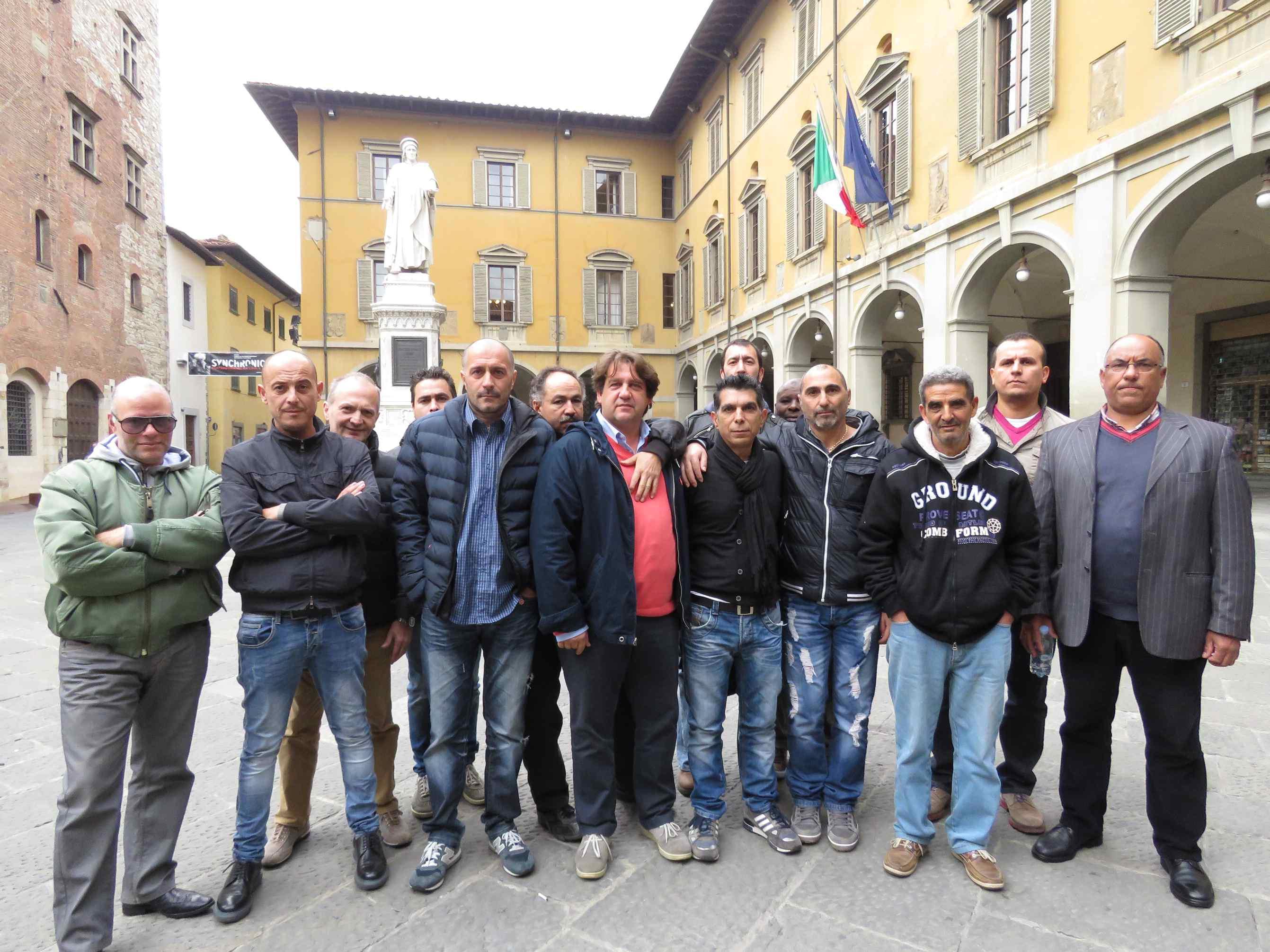 I dipendenti del Gruppo Tintoriale in Comune prima di incontrare il sindaco Matteo Biffoni