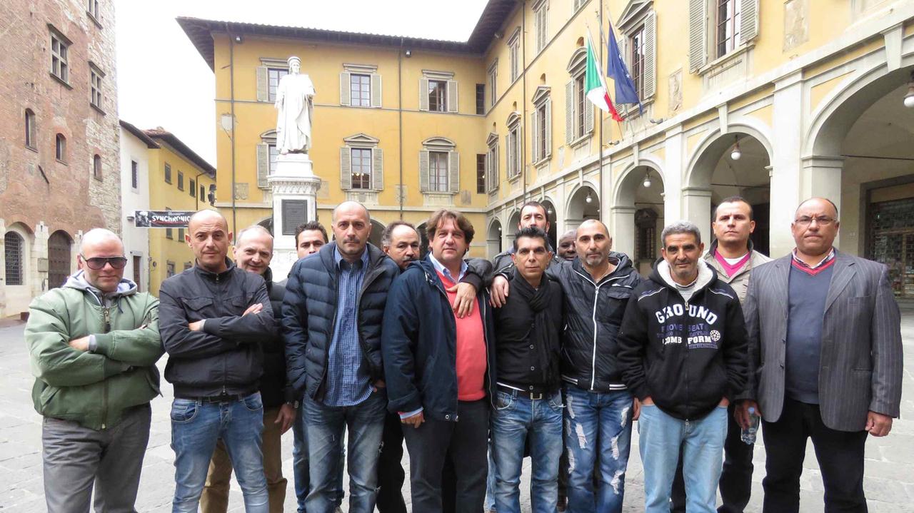 I dipendenti del Gruppo Tintoriale in Comune prima di incontrare il sindaco Matteo Biffoni