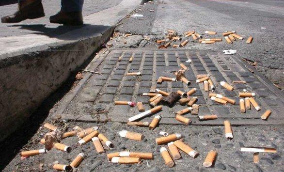 Cicche di sigarette per la strada
