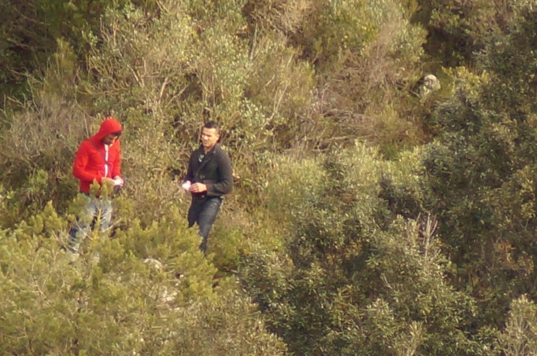 In una foto scattata dai carabinieri: Mustapha Nasri (in rosso) cede la cocaina a Karim Boochaib