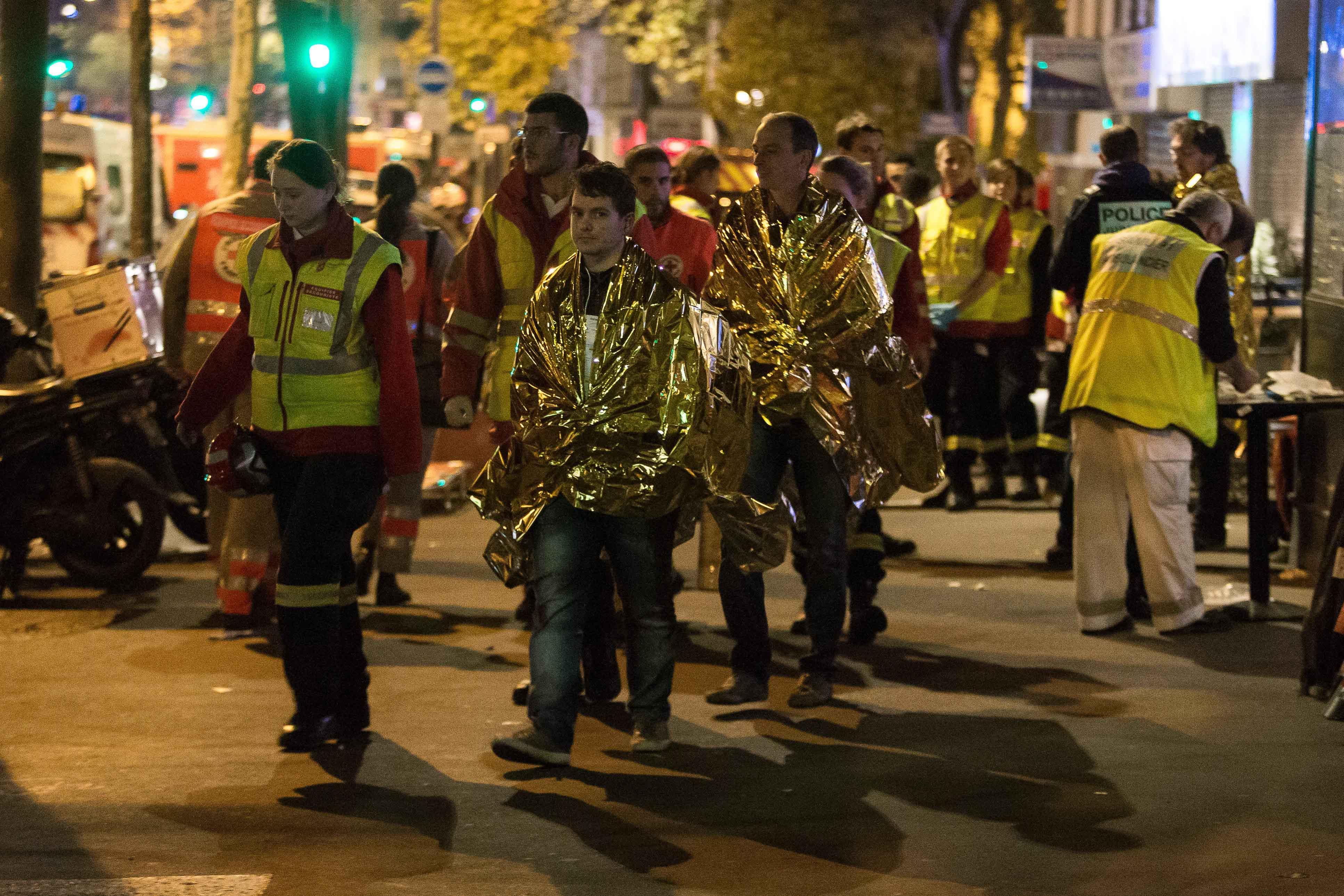 I soccorsi nella serata di venerdì 13 a Parigi